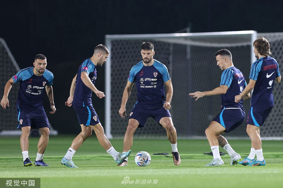 夕阳下的决胜预演：一名克罗地亚球员正大力主罚点球，皮球如出膛炮弹般飞向球门，瞬间定格的力量与草皮飞溅的痕迹，预示着一触即发的大战。