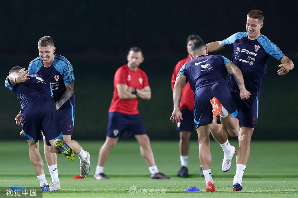 格子军团的并肩时刻：两名克罗地亚球员在训练中并肩而立，望向同一方向，相似的专注神情与坚定的姿态，象征着这支球队牢不可破的团结与共同的目标。