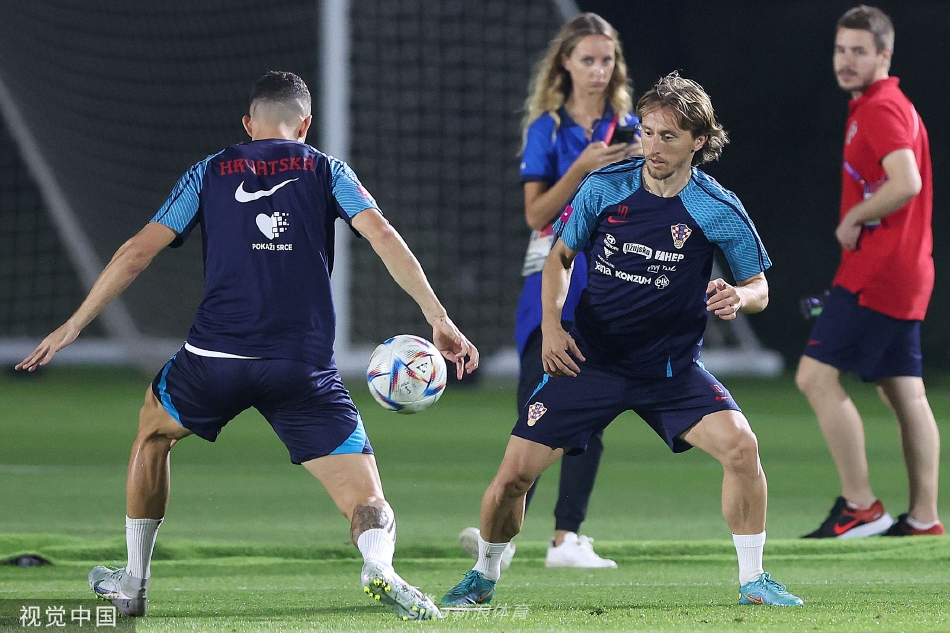 门前的金色盾牌：门将利瓦科维奇飞身侧扑，身体完全舒展，手臂奋力伸向球门死角，眼神锐利如鹰，守护着球队最后的防线。