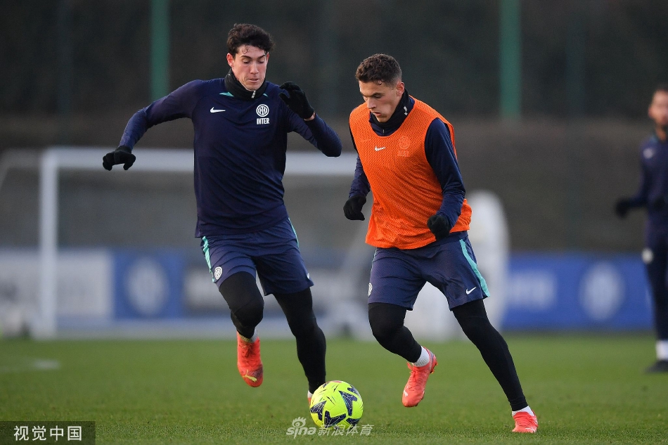 巴斯托尼专注地进行防守滑铲练习，草屑在其身下飞扬。