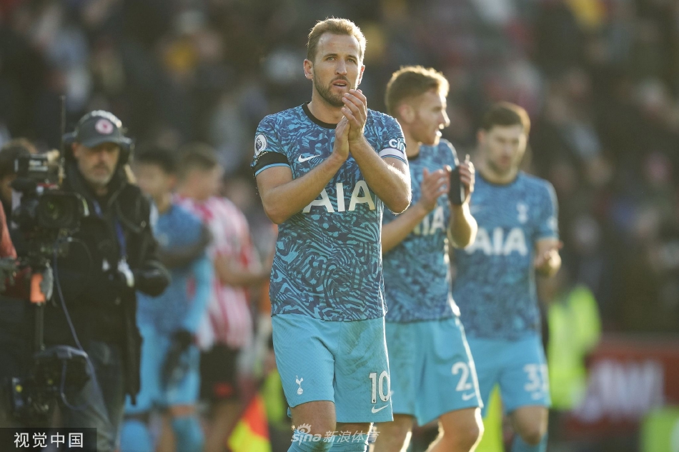 哈里·凯恩破门瞬间，他摆脱防守后劲射破网，眼神坚定充满杀气