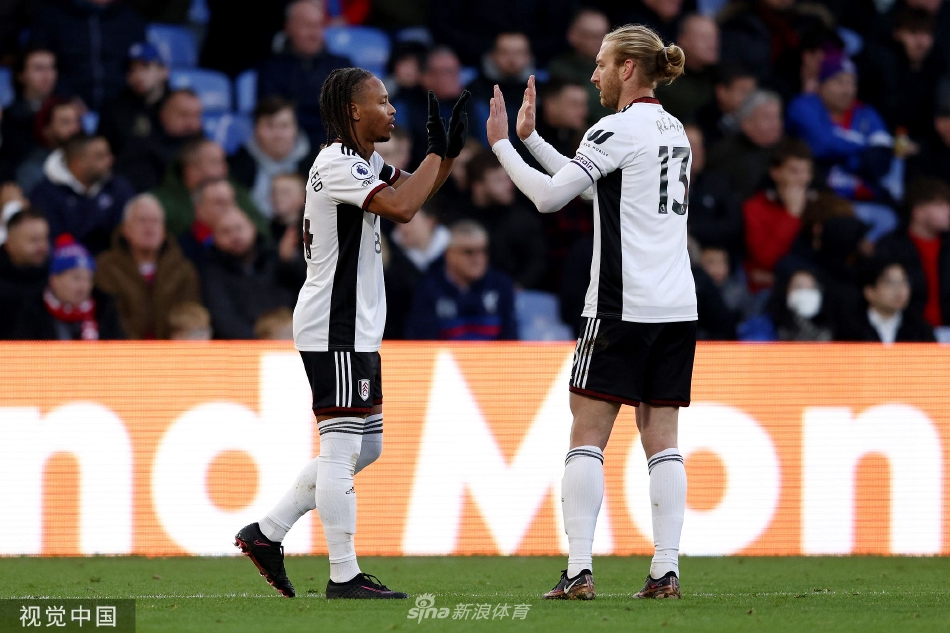 富勒姆球员围成一圈激情庆祝胜利，主教练马尔科·席尔瓦被队员们簇拥在中央，脸上洋溢着自豪的笑容。