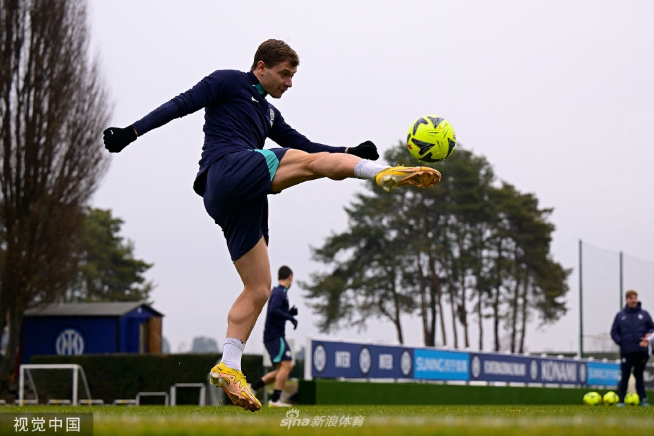 哲科在训练中高高跃起争顶头球，身体舒展如翱翔雄鹰，展现出完美的时间把握与空间掌控