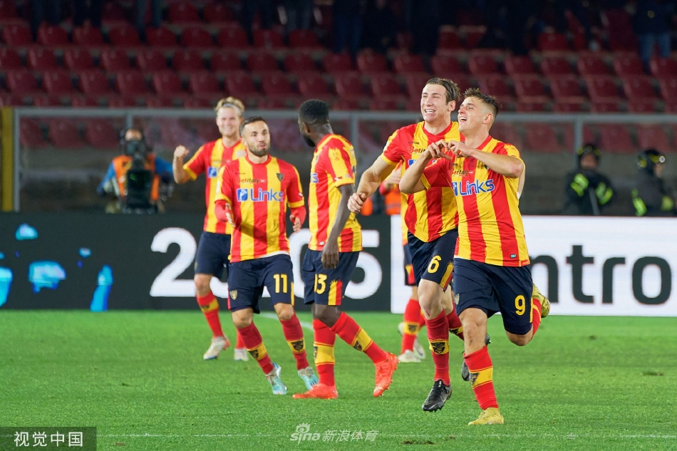 莱切前锋在拉齐奥禁区内灵巧转身摆脱防守，起脚劲射，门将飞身扑救瞬间