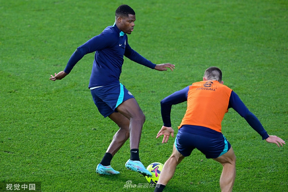 前锋劳塔罗·马丁内斯与队友进行快速的传接球配合练习，眼神锐利。