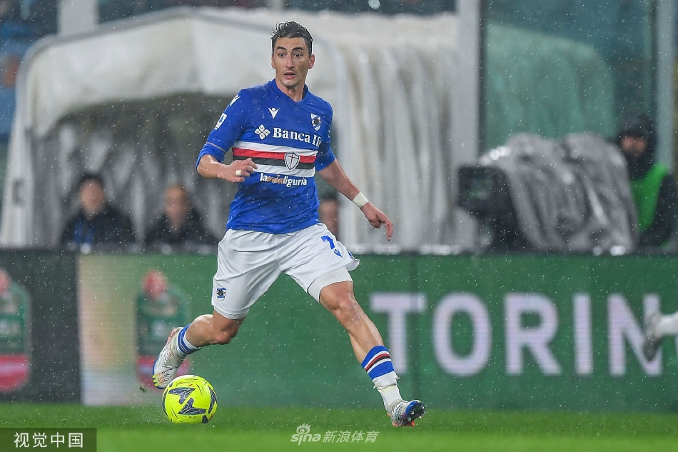 那不勒斯众将在比赛最后阶段紧密围成一圈，相互鼓舞以守住胜利果实