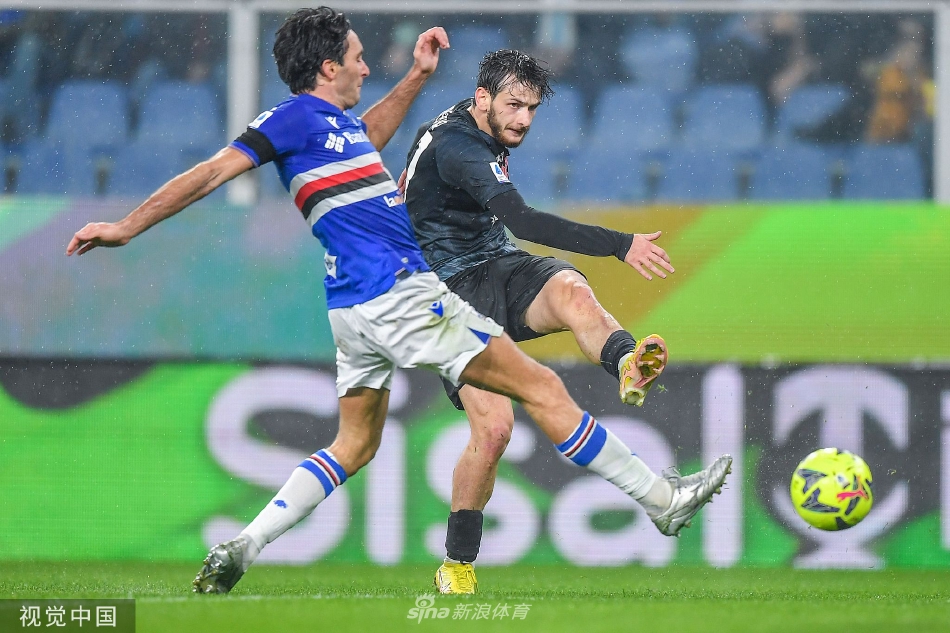 埃尔马斯一蹴而就罚入点球后张开双臂激情庆祝，为那不勒斯锁定胜局