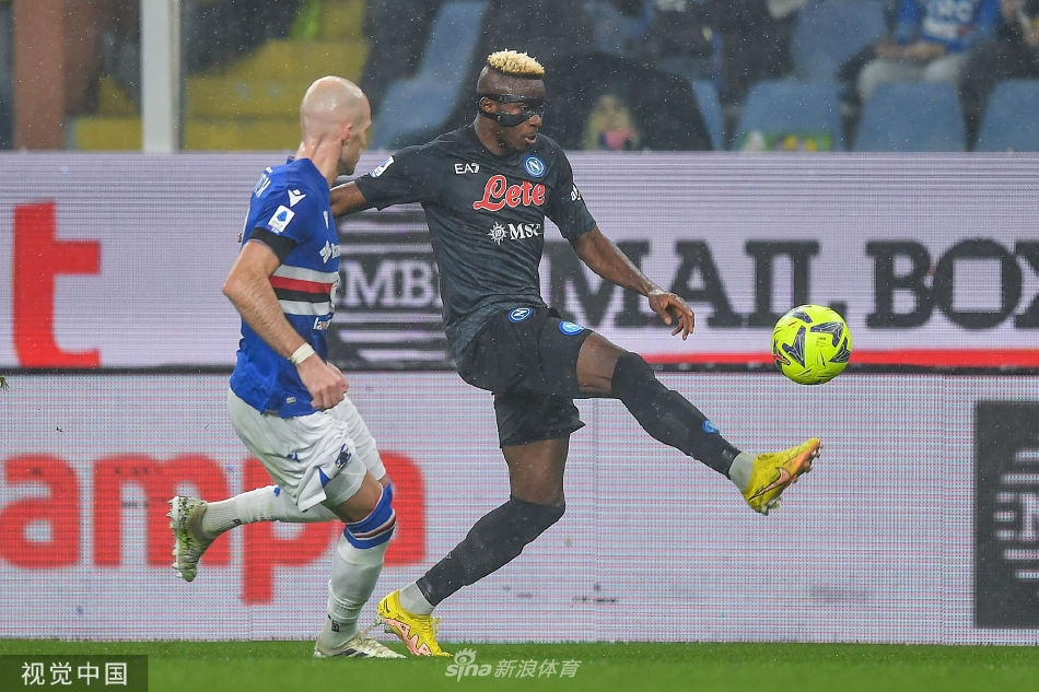 桑普多利亚球员身着印有维亚利名字的特制球衣进行热身，以此缅怀这位球队传奇