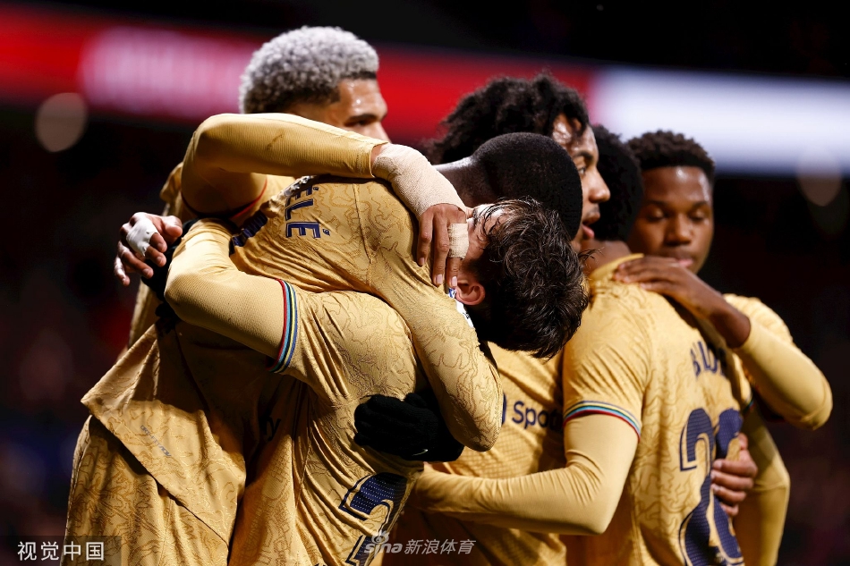 登贝莱破门瞬间，他紧绷的身体与怒射的姿态充满了力量感，身后马竞后卫绝望伸腿封堵的动作与之形成鲜明对比，皮球即将越过门线。