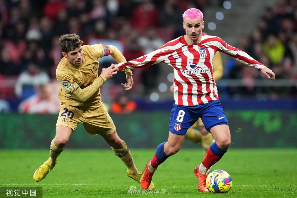 全景俯瞰球场，巴萨球员在客场绿色草皮上集结致谢球迷，而背景中零星散场的马竞球迷身影，勾勒出竞技体育的残酷与魅力。