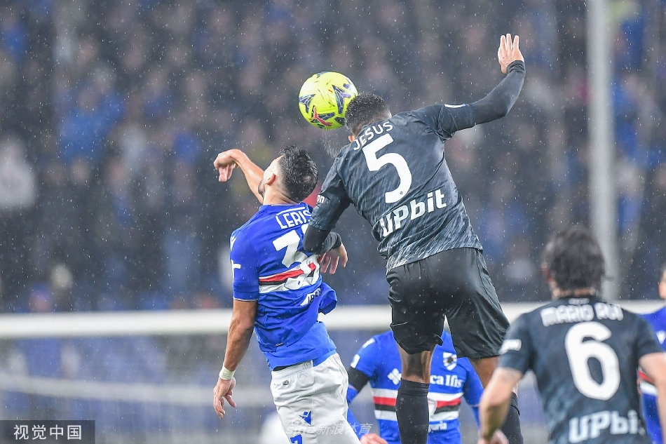 终场哨响，那不勒斯球员与教练组成员相拥庆祝这场至关重要的客场胜利