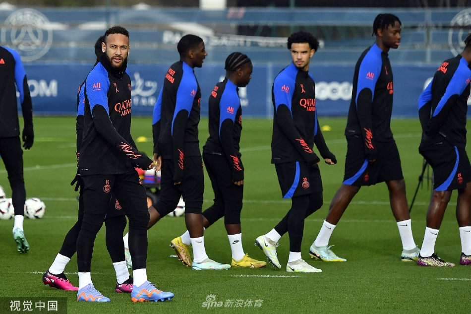 梅西与内马尔在训练后轻松交谈，阳光洒在肩上，画面温暖而和谐。