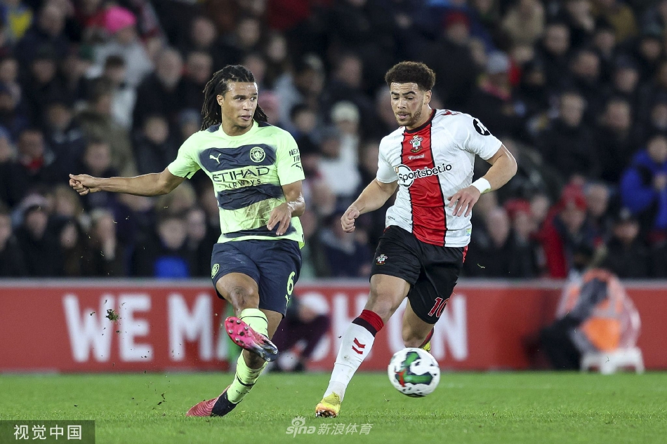 南安普敦主帅琼斯在场边激情挥拳庆祝胜利，他的战术部署在本场比赛中取得了完胜。