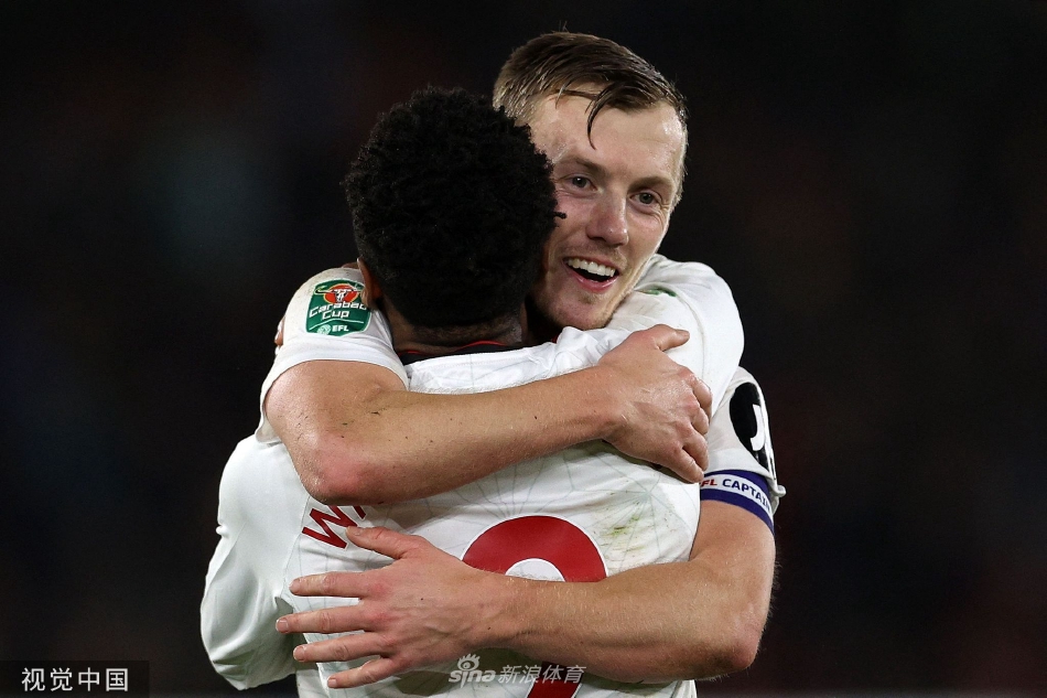 曼城核心德布劳内在中场被两名南安普敦球员包夹防守，表情凝重，展现了主队强大的中场绞杀力。