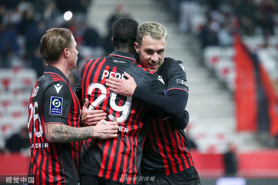 罗斯·巴克利打入个人第二球后振臂怒吼，三分钟内的双响宣告了他的完美回归