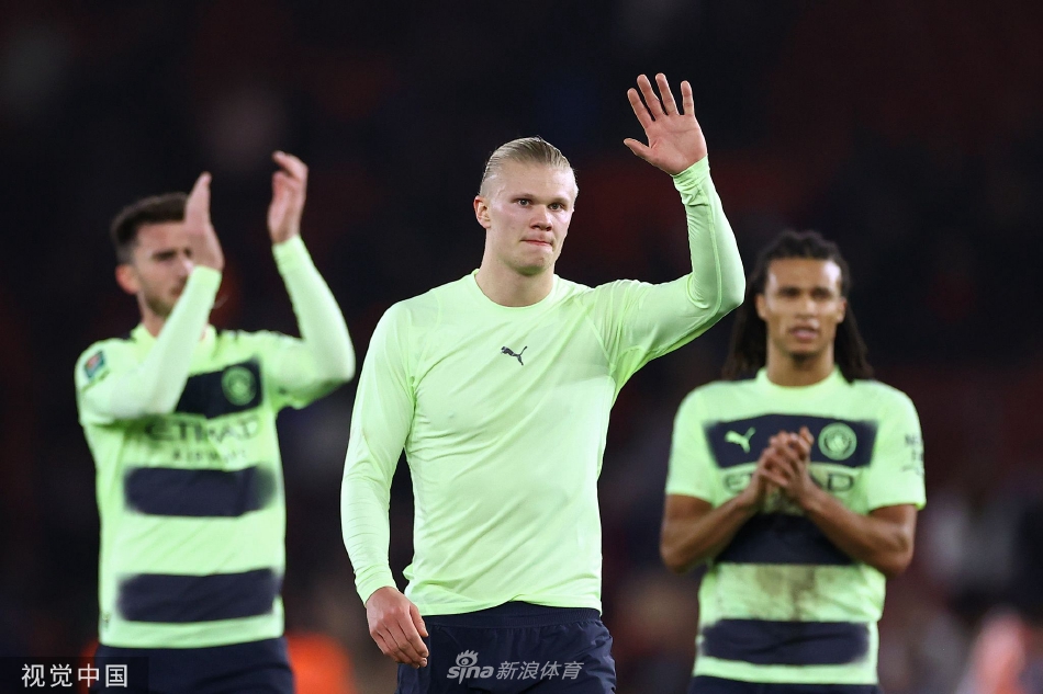 南安普敦前锋塞库·马拉破门瞬间，他激动地张开双臂奔向角旗区庆祝，身后是目瞪口呆的曼城后卫。