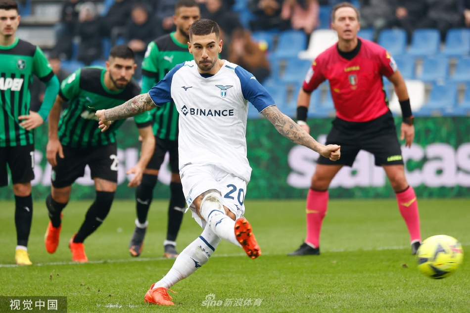 拉齐奥中场核心米林科维奇·萨维奇在比赛中高高跃起，力压对手争抢头球，展现强大制空能力。