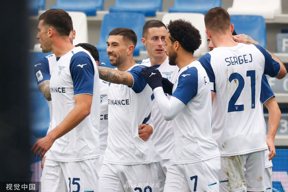 费利佩·安德森机敏抢断后单刀赴会，轻松盘过出击的门将，将球送入空门后振臂庆祝。