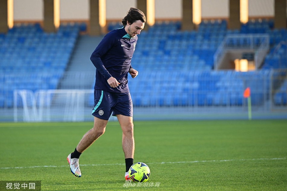 球员们在利雅得的夕阳下进行高强度折返跑训练，扬起的沙尘与汗水在金色光影中交织，展现着职业球员的坚韧。