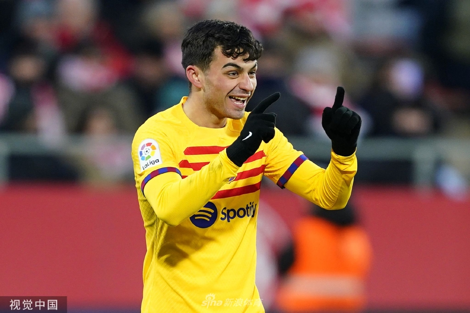 佩德里破门瞬间激动狂奔庆祝，双臂张开犹如雄鹰展翅，身后是目瞪口呆的赫罗纳门将与后卫。