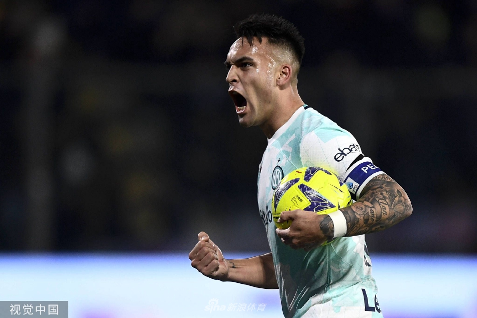 劳塔罗·马丁内斯进球后张开双臂奔跑庆祝，脸上洋溢着激情与释放，背景是模糊的绿色草坪和追逐他的队友