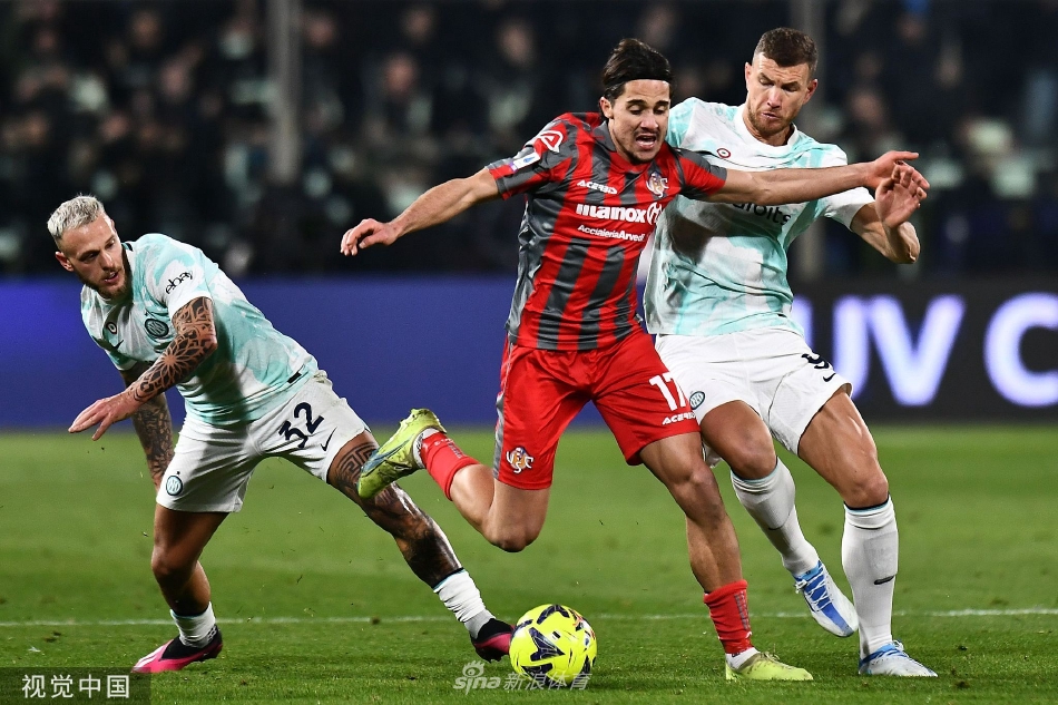 国际米兰门将奥纳纳飞身侧扑，单掌将对手极具威胁的射门拒之门外，身体舒展如大鹏展翅