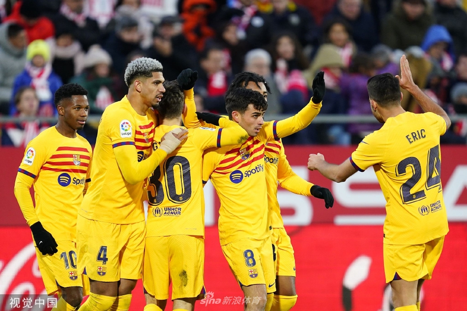 巴萨门将特尔施特根飞身扑救，身体在空中完全舒展，单手将赫罗纳势在必得的射门托出横梁。