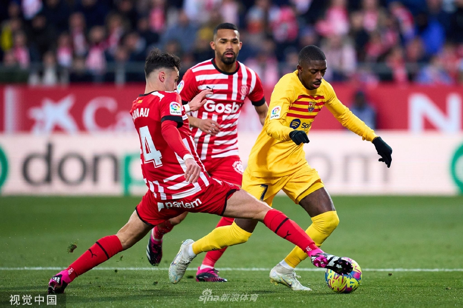 比赛结束后，巴萨众将围成一圈相互鼓舞，汗水与笑容交织，展现出强大的团队凝聚力。