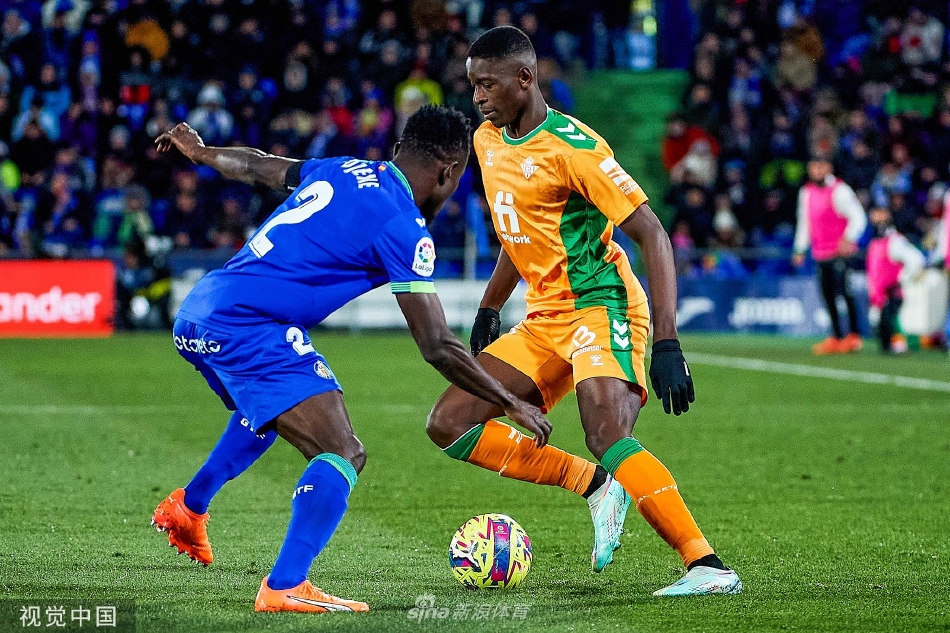 皇家贝蒂斯全队赛后肩并肩向远道而来的客场球迷致谢，分享胜利喜悦