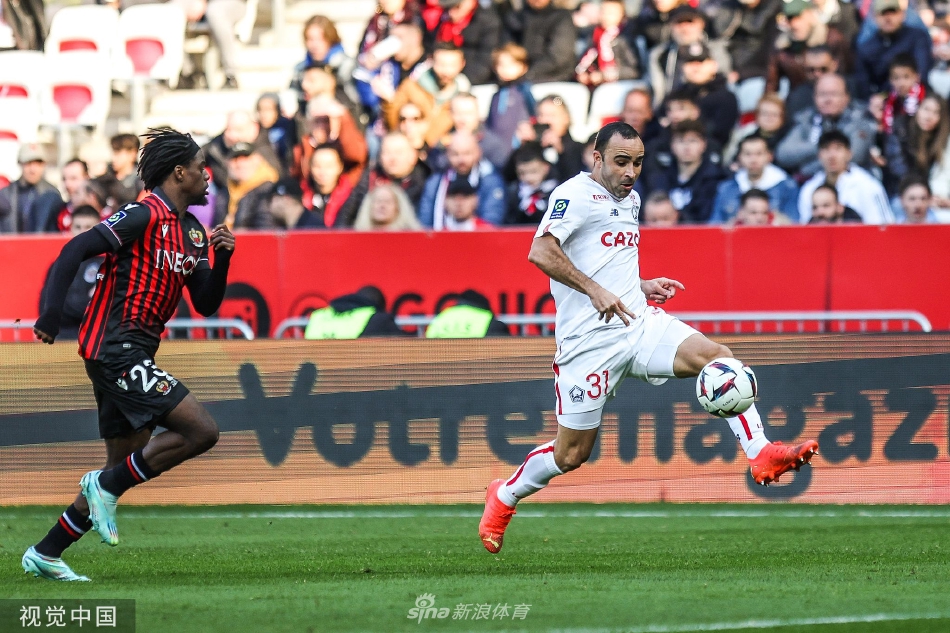 里尔边锋带球疾驰如风，强行超车尼斯防守球员，在底线附近送出一脚贴地传中，皮球划过门前引发一阵兵荒马乱。