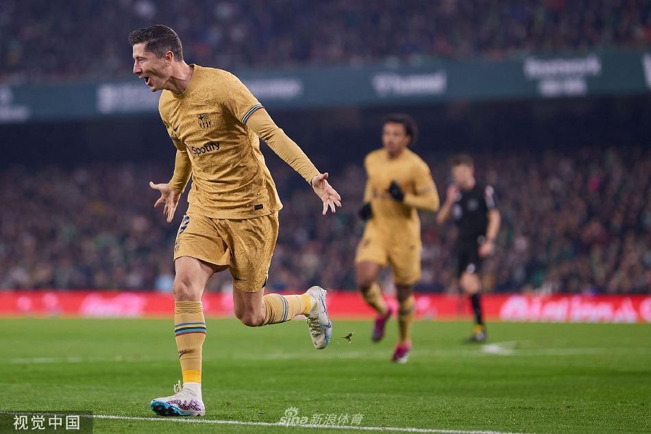 拉菲尼亚进球后张开双臂激情奔跑庆祝，背影充满了释放与狂喜