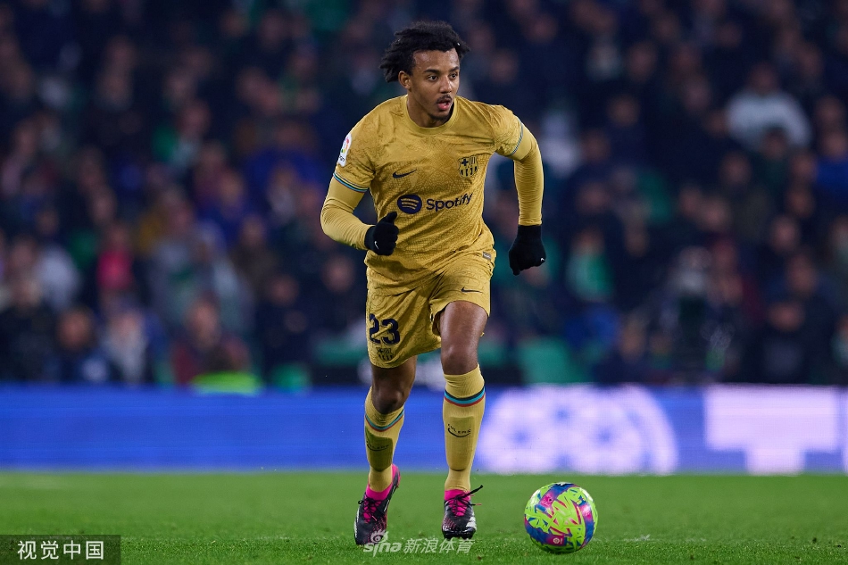 终场哨响后巴萨将帅围拢相拥庆祝胜利，夜幕下的绿茵场映衬着他们的笑容与汗水