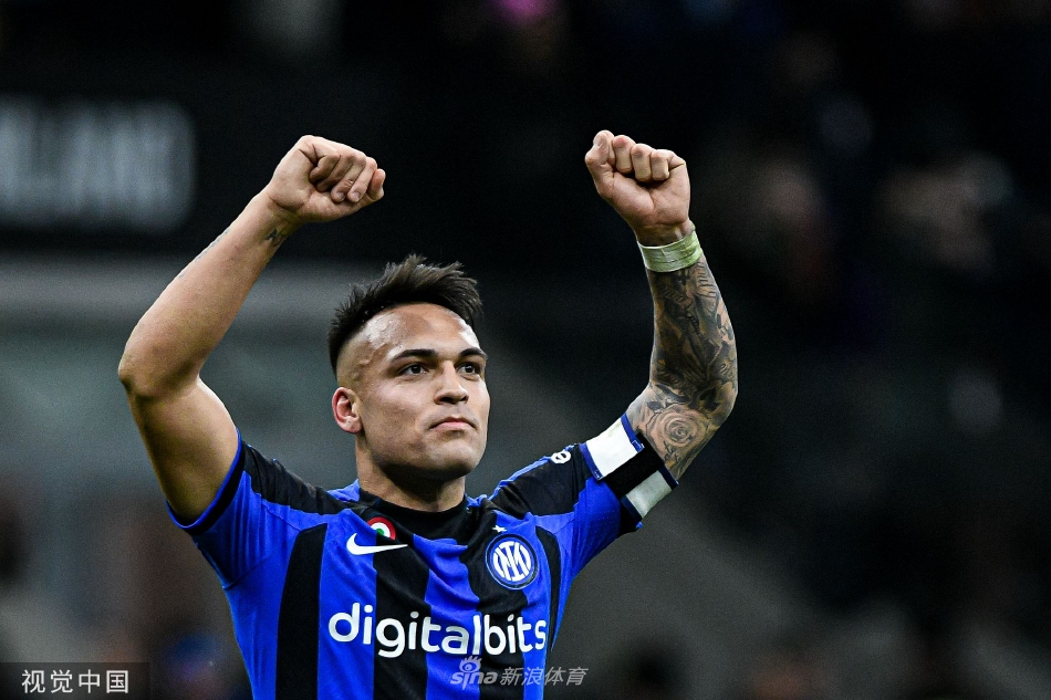 劳塔罗·马丁内斯高高跃起，力压防守球员，在空中极度舒展地将球顶向球门，他的眼神紧紧追随着皮球飞行的轨迹，充满决心与力量。