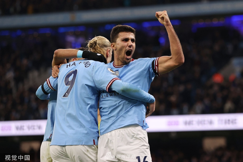 曼城球员罗德里在激烈拼抢中高高跃起争顶头球，肌肉线条尽显力量，背景是模糊的对手与观众，充满了运动的美感。