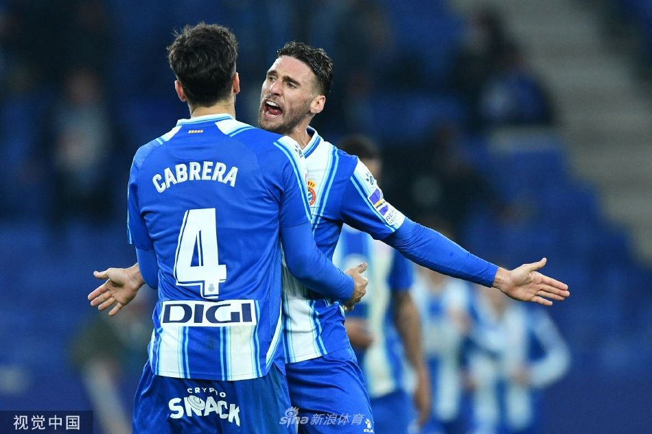 双方球员在中场展开激烈身体对抗，争夺球权，场面火花四溅。