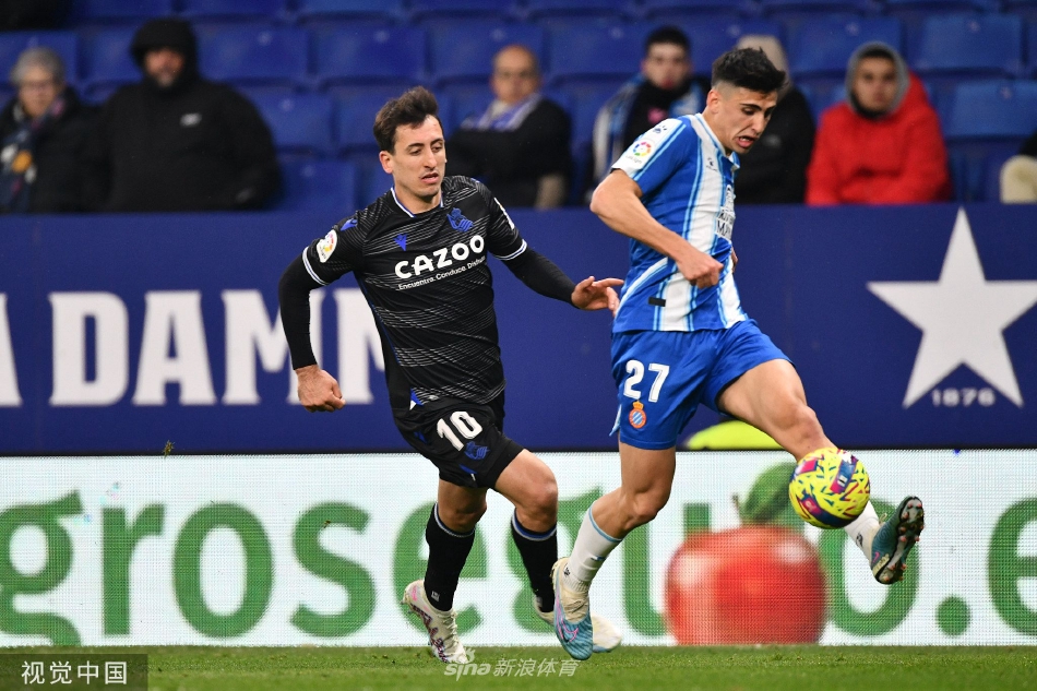 比赛结束后，久保建英与队友击掌相庆，脸上洋溢着胜利的喜悦。