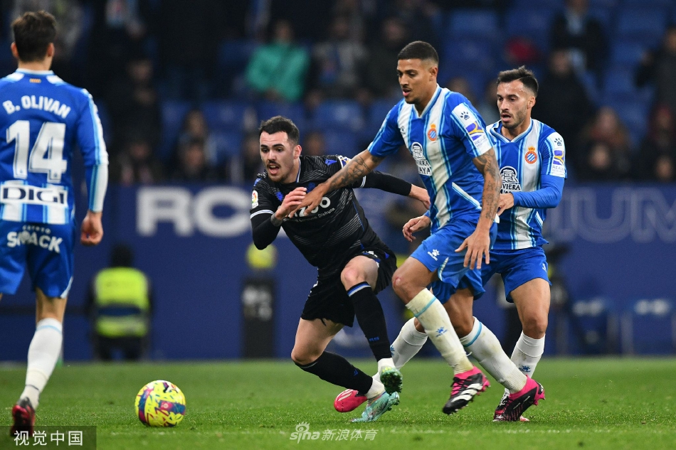 西班牙人前锋在禁区内奋力抢点射门，皮球划过门将指尖飞向球门。