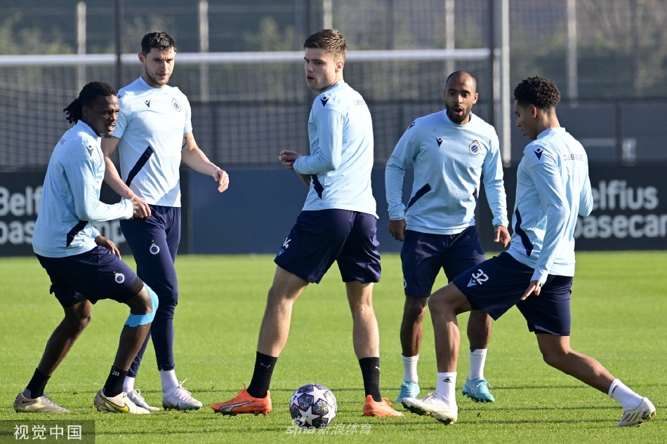 训练结束后，球队工作人员认真整理场地与器材，为下一次训练做好准备，默默奉献。