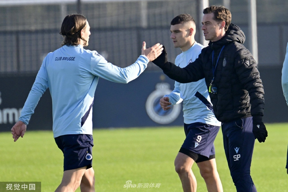 两名球员在夕阳下进行一对一攻防演练，影子被拉得很长，画面充满动感与力量之美。