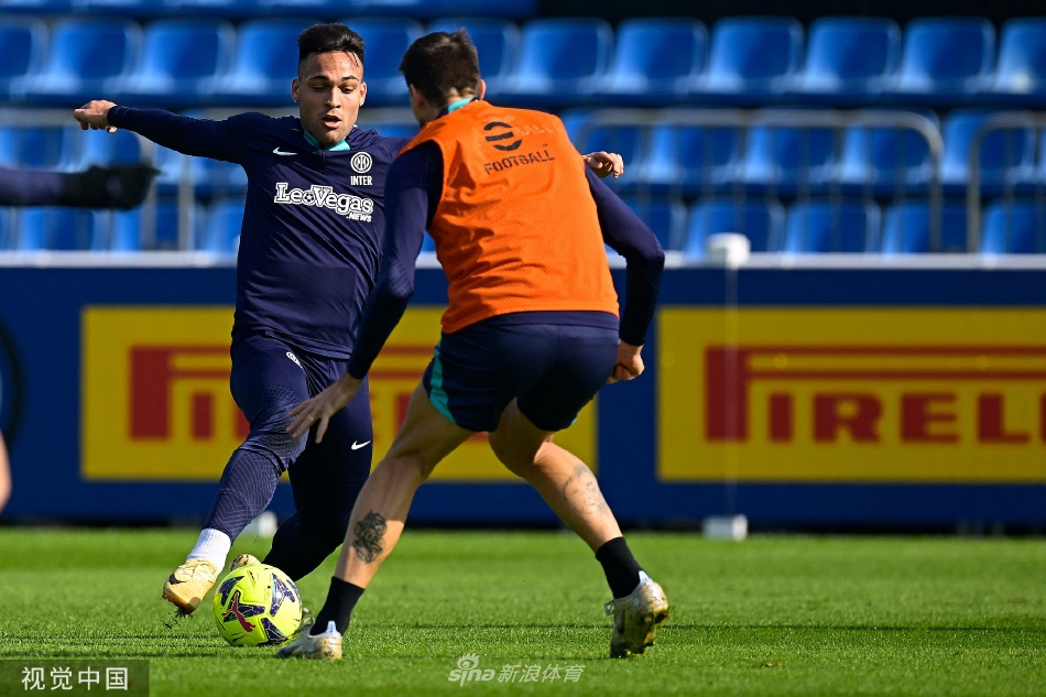 国际米兰球员在训练中专注地进行高空球争顶练习，阳光勾勒出他们充满力量的身形轮廓。