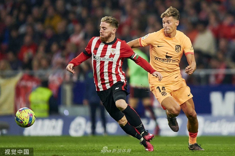 比赛结束后，马德里竞技球员们携手走向主场球迷看台，向支持他们的观众致谢，画面温馨而充满凝聚力，身后的绿茵场记录着刚刚结束的鏖战。