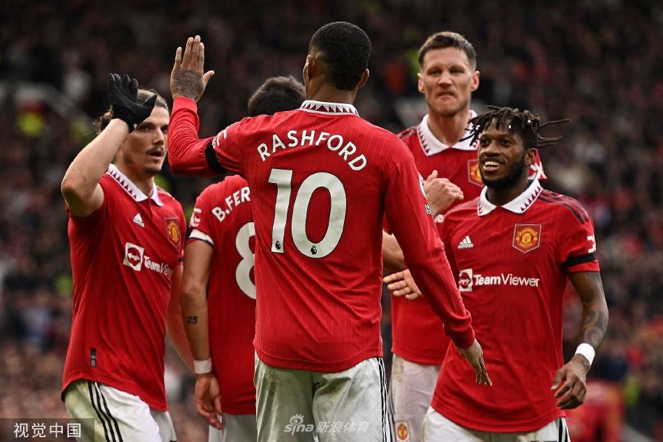 曼联球员围成一圈在中圈弧附近互相鼓舞，主帅滕哈赫站在一旁，目光充满对未来的期待