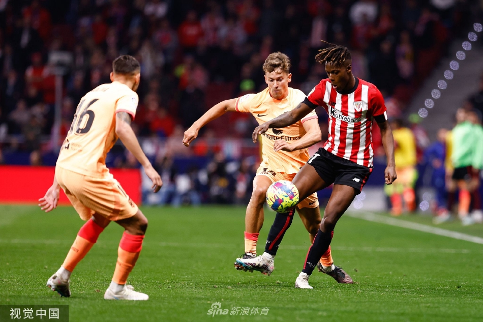 马德里竞技主教练西蒙尼在场边激情指挥，他紧握双拳，身体前倾，标志性的咆哮仿佛能穿透整个球场的喧嚣，将铁血意志灌输给场上每一名队员。