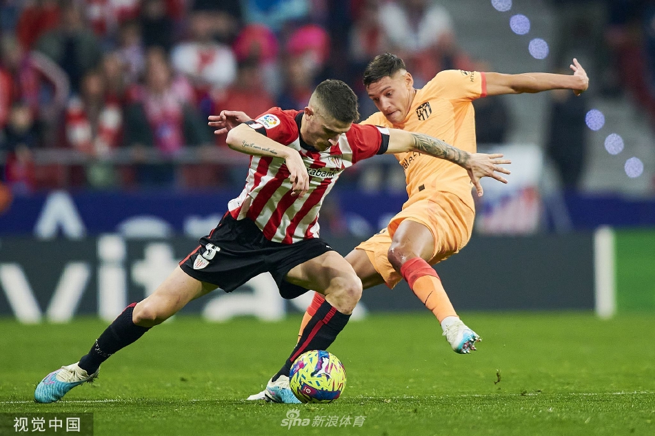 马竞后卫希门尼斯与毕尔巴鄂前锋伊尼亚基·威廉姆斯在比赛中激烈拼抢，两人在空中身体对抗，互不相让，展现了比赛的高强度和对抗性。