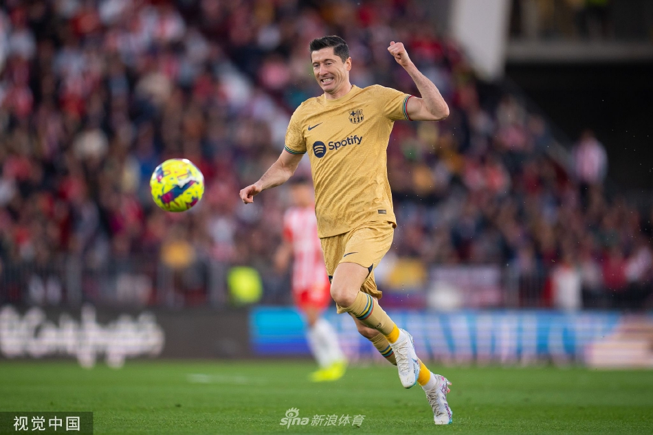 阿尔梅里亚全队赛后紧紧相拥庆祝，犹如赢得冠军般激动万分。