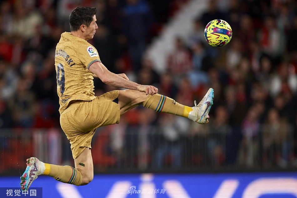 阿尔梅里亚球员围住进球功臣图雷，看台上无数手机灯光闪烁记录历史时刻。