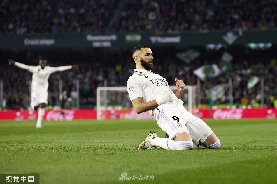 本泽马主罚任意球瞬间，身体舒展如弓，目光坚定地锁定球门方向。