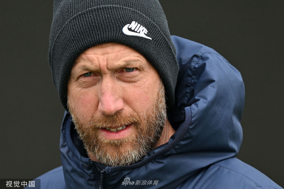 切尔西球员在斯坦福桥的绿茵上专注地进行赛前传球训练，阳光将他们的身影拉长，大战前的氛围凝重而专注。