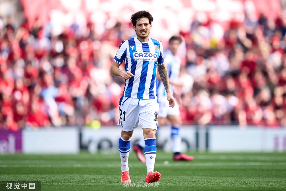 马略卡球员进球后狂奔至角旗区，张开双臂接受主场球迷山呼海啸般的欢呼与拥抱。