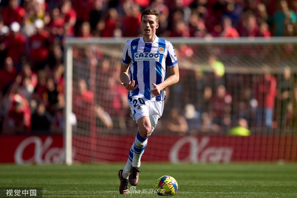 双方球员在中场展开高空球激烈争顶，肌肉碰撞间彰显着足球的力量与对抗之美。